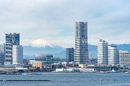 スカイウォークから望む横浜港と富士山